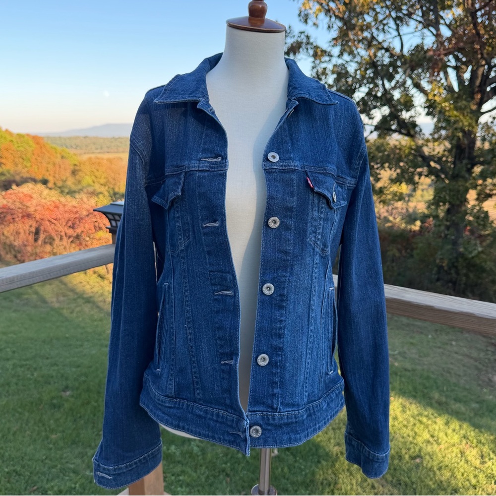 Levi’s Women’s Medium Wash Denim Jacket Size XL